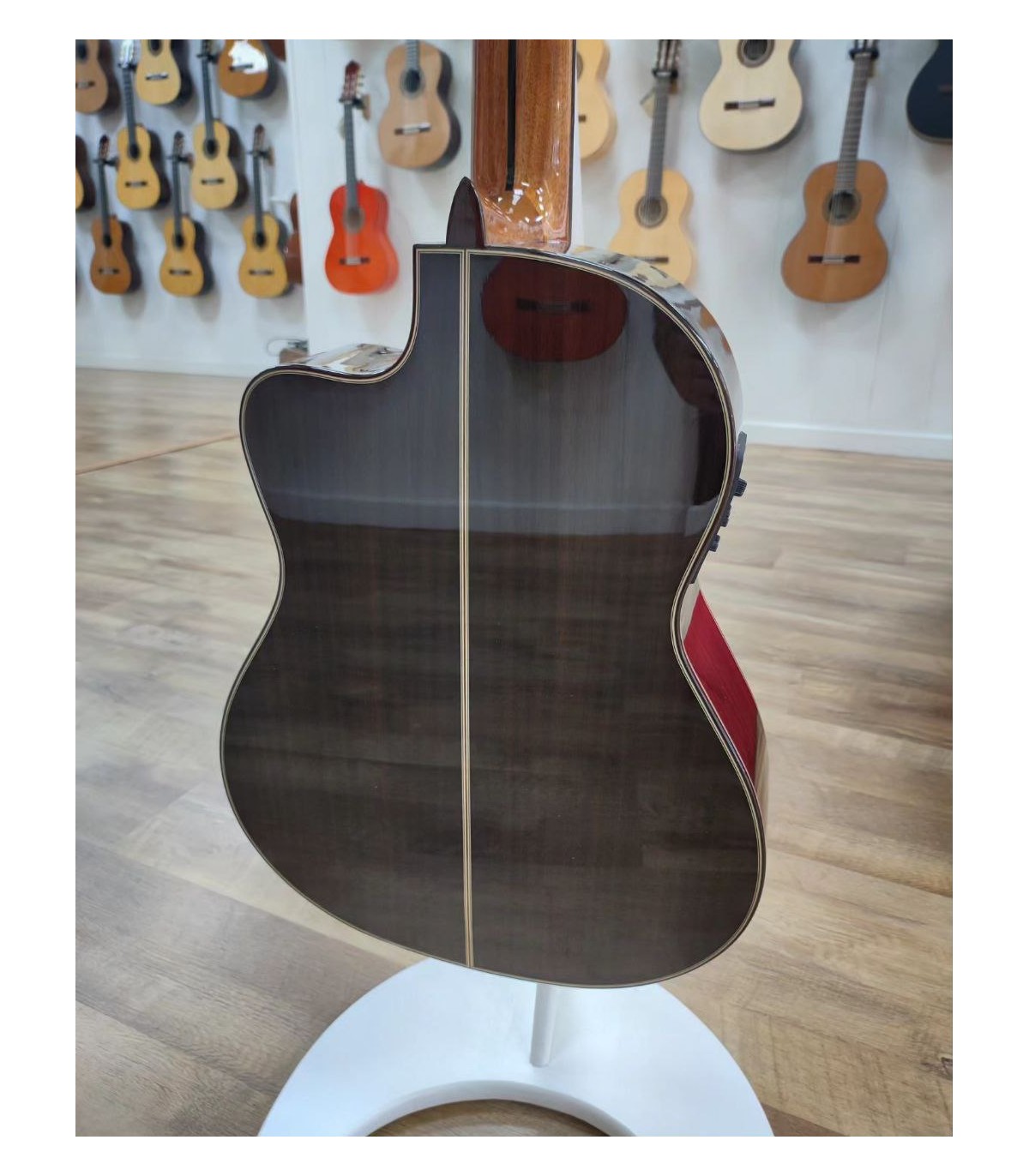 Guitarra Clásica Cutaway Antonio de Toledo AT-15SECUT