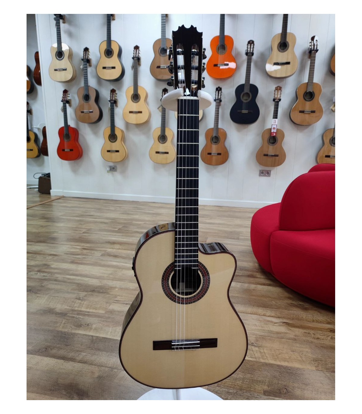 Guitarra Clásica Cutaway Antonio de Toledo AT-15SECUT