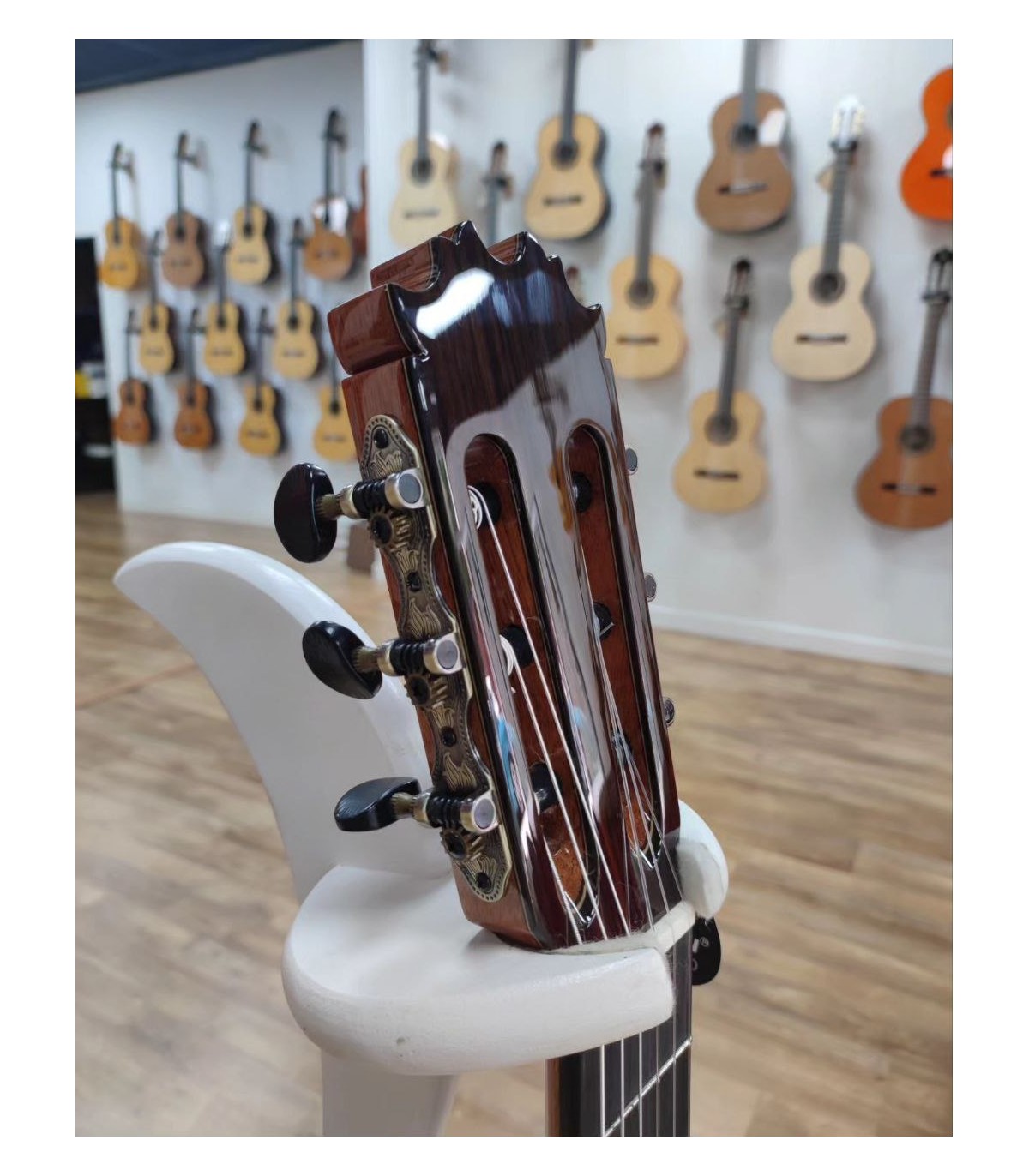 Guitarra Clásica Cutaway Antonio de Toledo AT-15SECUT