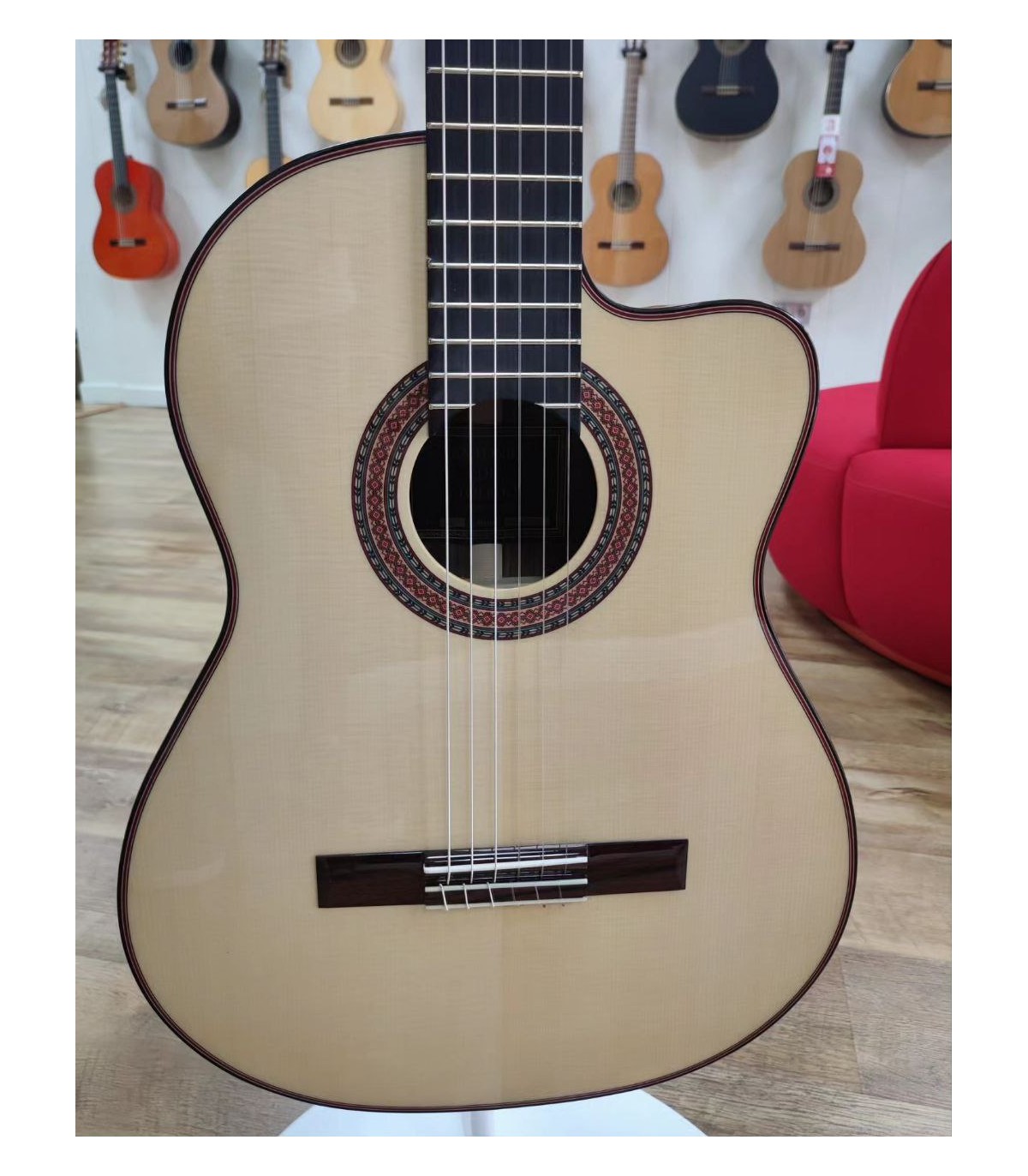 Guitarra Clásica Cutaway Antonio de Toledo AT-15SECUT